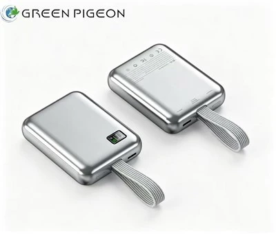 Mini Power Bank z vgrajenimi kabli